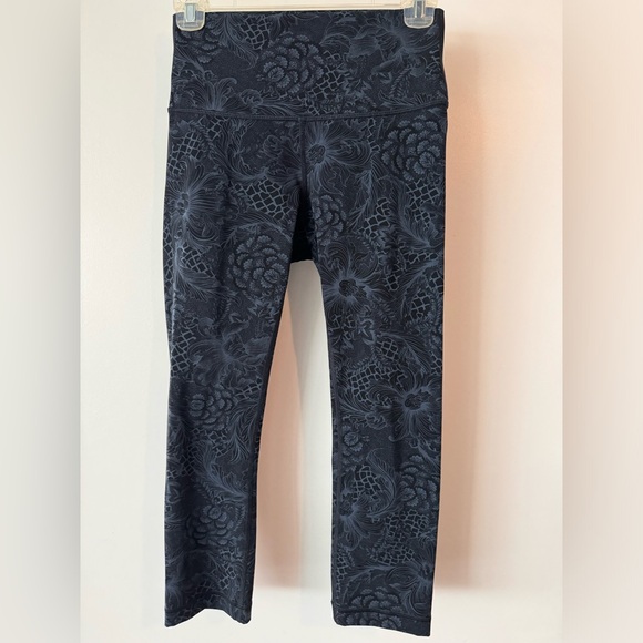 Lululemon blue and black floral pattern 7/8 leggings size 6 - Picture 1 of 4